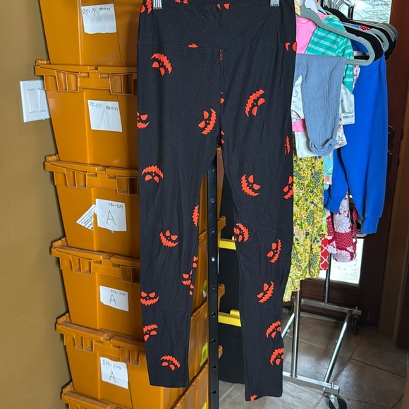 NWOT LuLaRoe Halloween Jack O’Lantern Smile Leggings Black Orange Size OS (2-10) - Picture 2 of 6